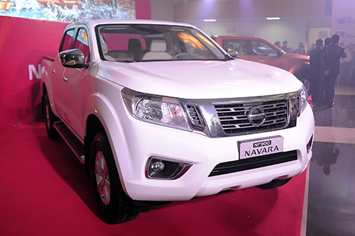  nissan np300 navara bản một cầu số tự động về việt nam - 1