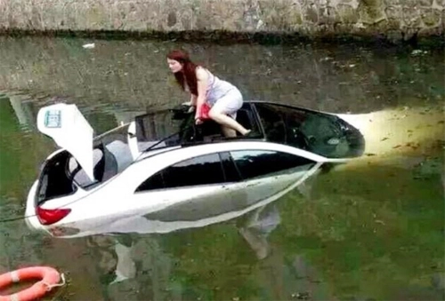  nữ tài xế thoát khỏi ôtô chìm từ cửa sổ trời - 1