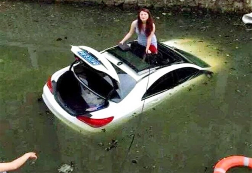 nữ tài xế thoát khỏi ôtô chìm từ cửa sổ trời - 2