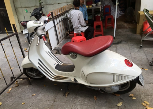  xe ga đắt nhất việt nam vespa 946 bỏ không ở vỉa hè - 1