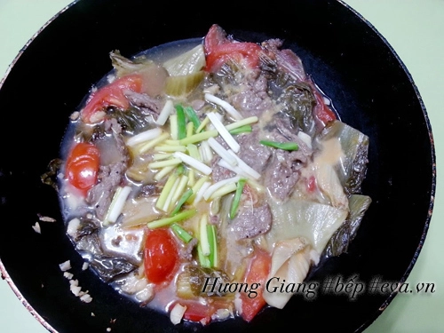 Canh dưa chua nấu thịt bò trôi cơm vô cùng - 5