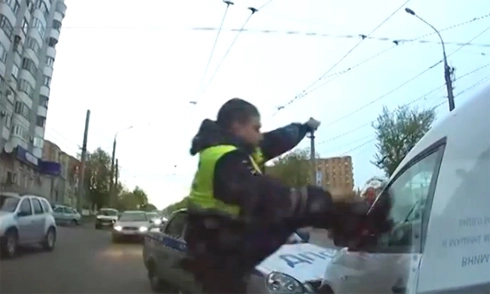  cảnh sát đá vỡ kính lôi tài xế khỏi xe - 1