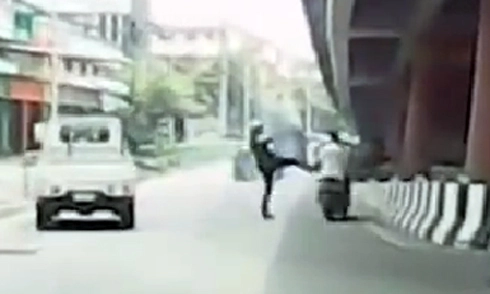  cảnh sát đạp ngã người đi xe máy - 1