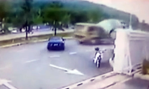  cảnh sát đạp ngã người đi xe máy - 2