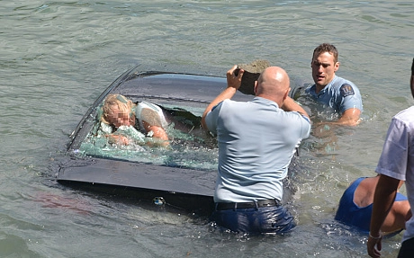  cảnh sát đập vỡ kính sau cứu nữ tài xế khỏi ôtô chìm - 1