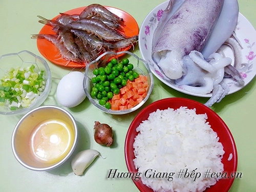 Cơm chiên hải sản nóng hổi no bụng bữa sáng - 1