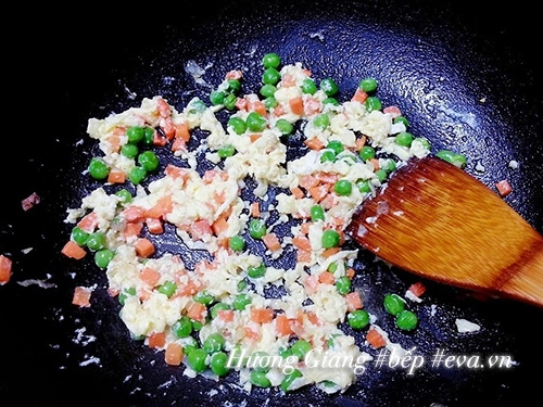 Cơm chiên hải sản nóng hổi no bụng bữa sáng - 4