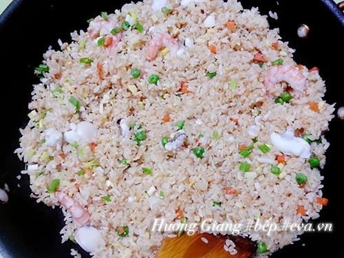Cơm chiên hải sản nóng hổi no bụng bữa sáng - 5