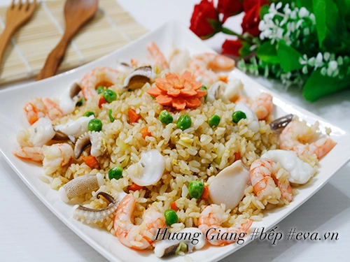 Cơm chiên hải sản nóng hổi no bụng bữa sáng - 7