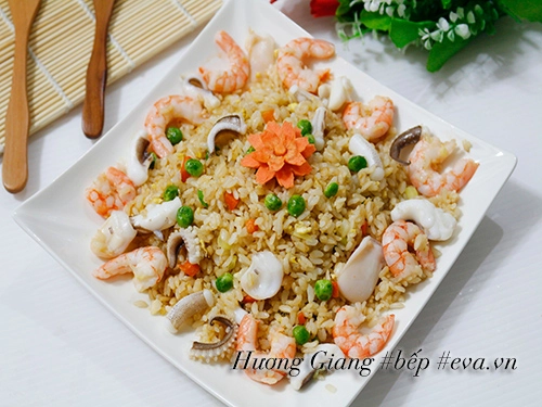 Cơm chiên hải sản nóng hổi no bụng bữa sáng - 8