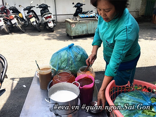 Đi ăn hàng bánh khọt vỉa hè có tôm nhảy khổng lồ to nhất sài gòn - 6