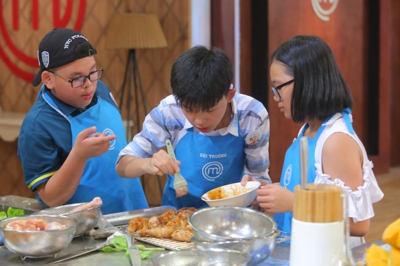 Gia huy masterchef nhí khóc nức nở ra về vì gia đình không có phong tục ăn gỏi cuốn - 1