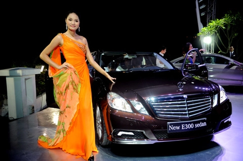  hương giang gợi cảm cùng e-class mới - 2