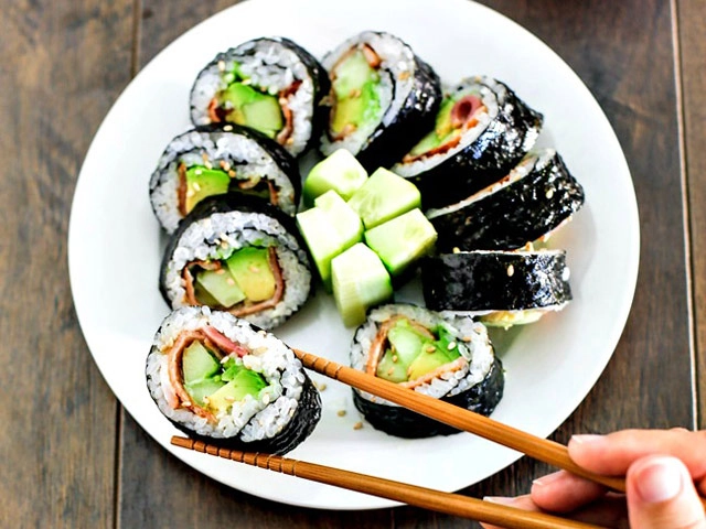 Làm sushi cuộn quả bơ tươi ngon lạ miệng với vài bước đơn giản - 6