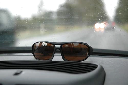  mẹo đeo kính râm lái xe ban đêm - tài xế việt cần nhớ - 1