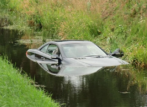  mercedes sl500 lặn dưới mương ở hà lan - 3