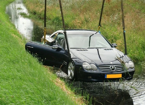  mercedes sl500 lặn dưới mương ở hà lan - 7