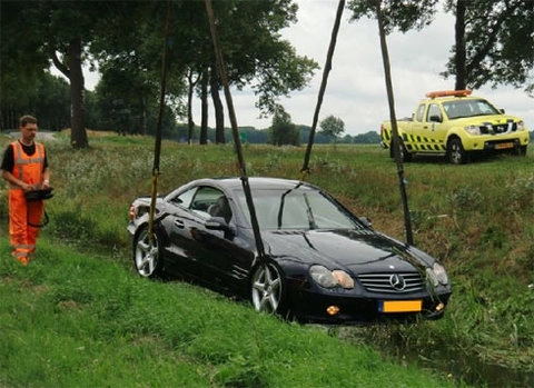  mercedes sl500 lặn dưới mương ở hà lan - 8