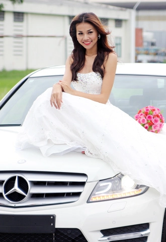  người mẫu việt và mercedes c300 amg - 8