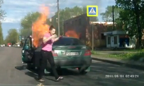  nữ tài xế bị bỏng khi ôtô bốc cháy giữa đường - 1