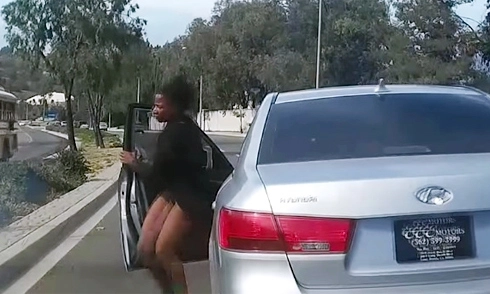  nữ tài xế mở cửa nhảy ra khỏi ôtô đang chạy - 1