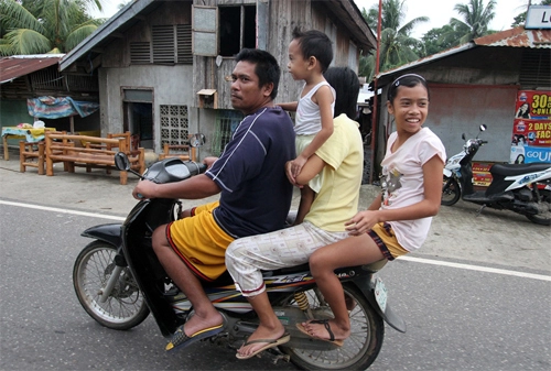  philippines cấm trẻ nhỏ đi xe máy - 1