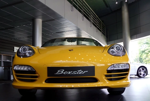  porsche boxster 2010 đầu tiên cập cảng sài gòn - 1