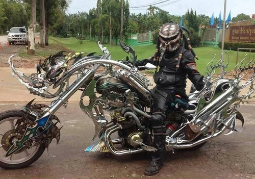  predator cưỡi môtô trên đường - 1