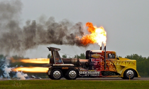  shockwave - xe tải phun lửa chạy hơn 640 kmh - 1