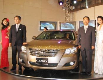  toyota ra mắt camry mới với giá giảm - 1