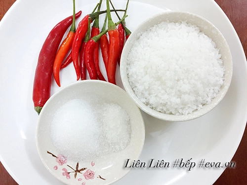 Tự làm muối ớt rang chấm hoa quả vừa ngon vừa sạch - 1