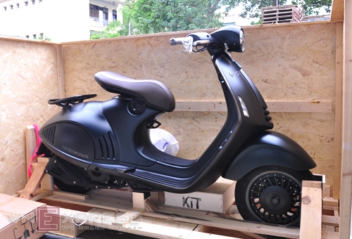  vespa 946 emporio armani - xe ga đắt nhất thế giới về việt nam - 1