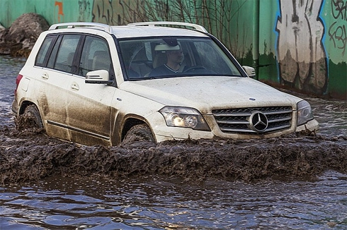  xe hơi lội nước bùn đen - 1