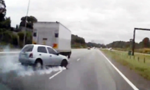  xe máy dí đuôi xe tải để tránh mưa - 3