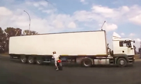  xe máy phanh bằng chân để tránh lao gầm xe tải - 1