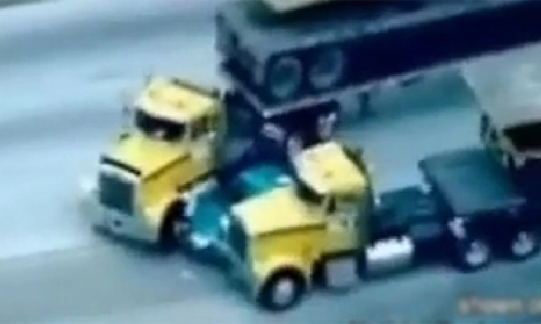  xe máy phanh bằng chân để tránh lao gầm xe tải - 4