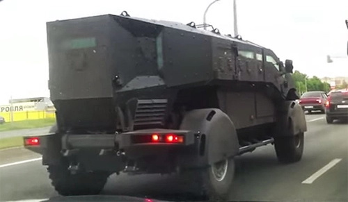  xe zil quân sự lạ mắt trên đường phố nga - 2