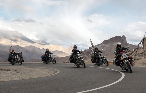  5 cô gái pháp phượt himalaya bằng môtô 500 phân khối - 1