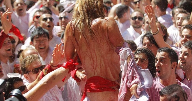 Góc tối của lễ hội phụ nữ khoe ngực trần tại tây ban nha - 2