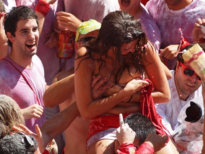Góc tối của lễ hội phụ nữ khoe ngực trần tại tây ban nha - 3