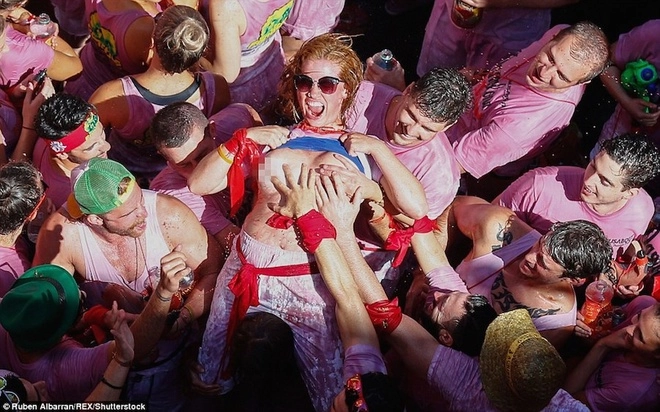Lễ hội phụ nữ khoe ngực để đàn ông chạm ở tây ban nha - 1