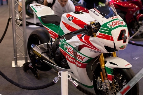  môtô và người đẹp ở london motorcycle show - 2