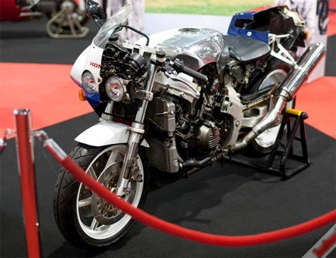  môtô và người đẹp ở london motorcycle show - 7