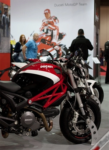  môtô và người đẹp ở london motorcycle show - 9