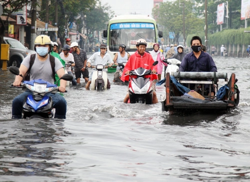 Ngập lụt khiến tp hcm kém lãng mạn nhất thế giới - 1