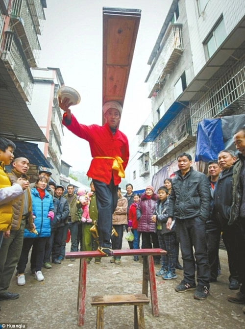 siêu bồi bàn đội hơn chục bát canh trên đầu mà không đổ - 6