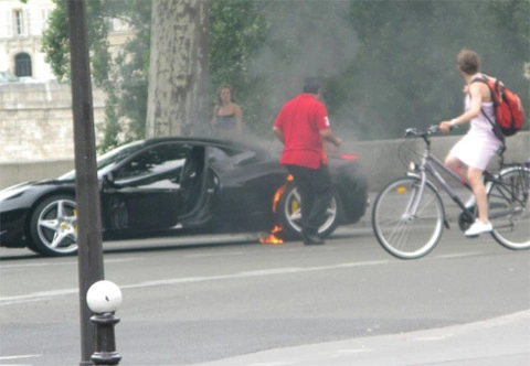  siêu xe ferrari 458 italia bốc cháy ở paris - 1