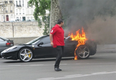  siêu xe ferrari 458 italia bốc cháy ở paris - 2