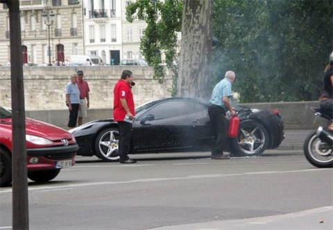  siêu xe ferrari 458 italia bốc cháy ở paris - 3