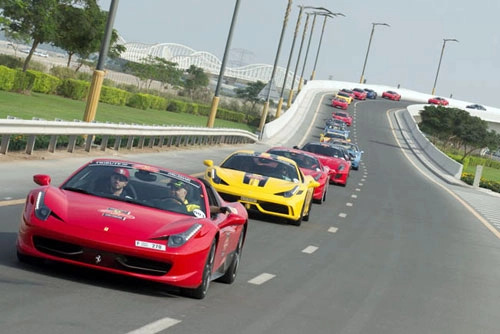  dàn siêu xe ferrari diễu hành ở abu dhabi - 1